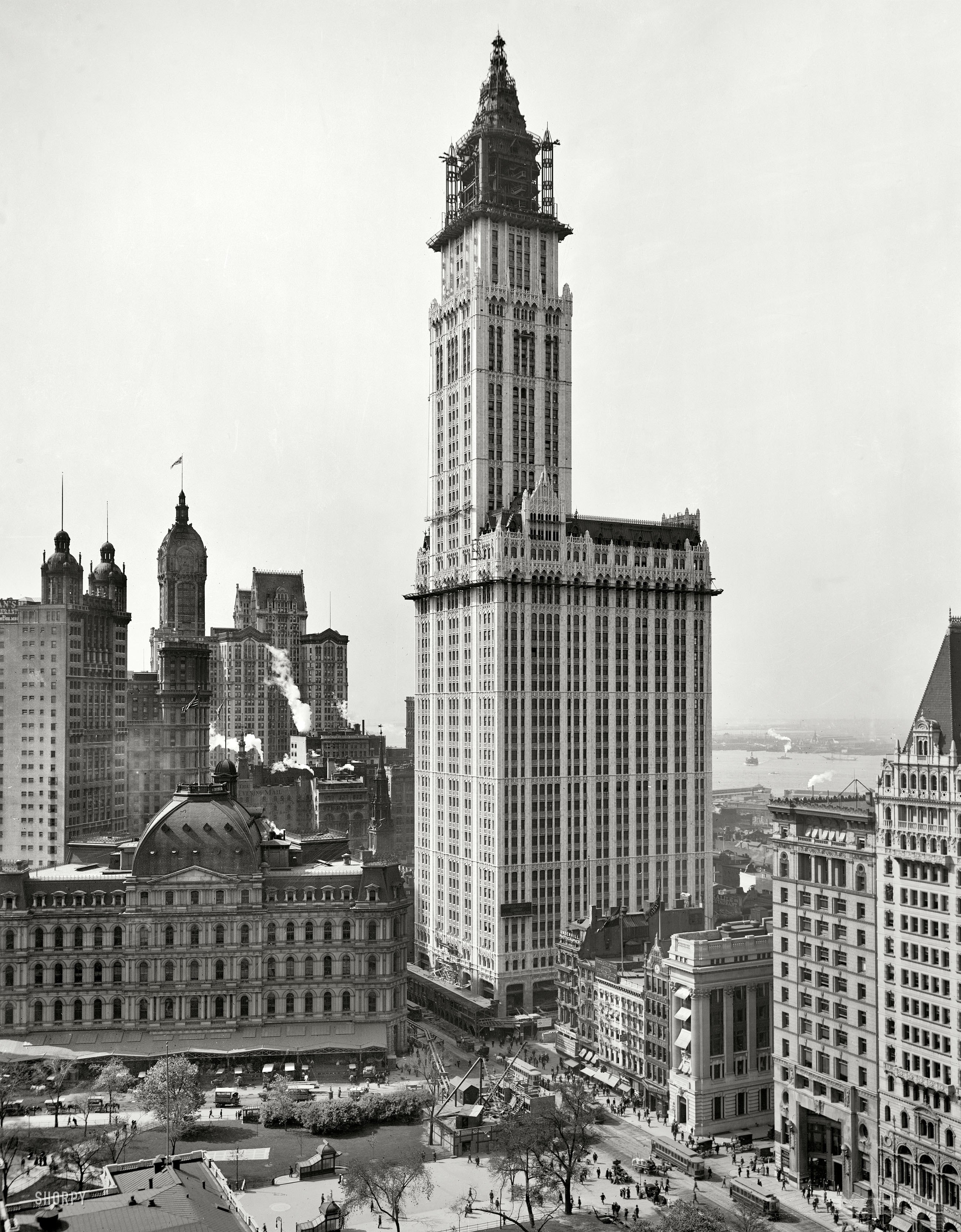 Manhattan skyscraper under construction