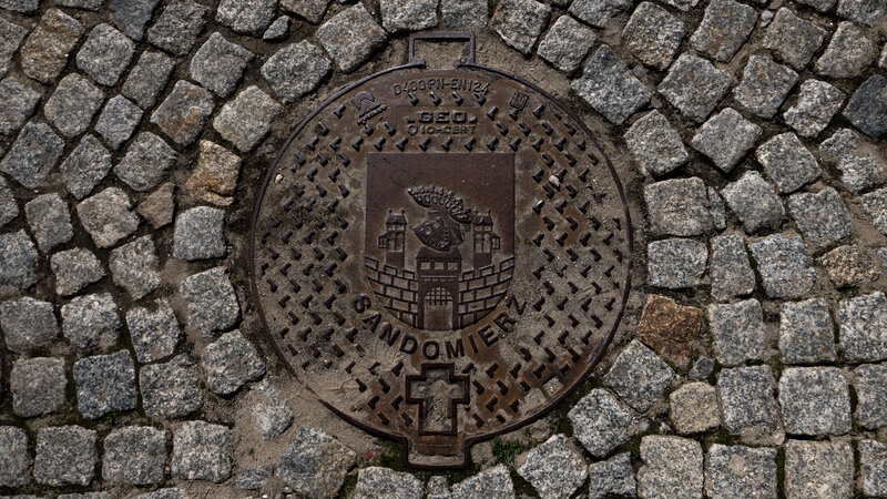 Manhole Cover in Cobblestones