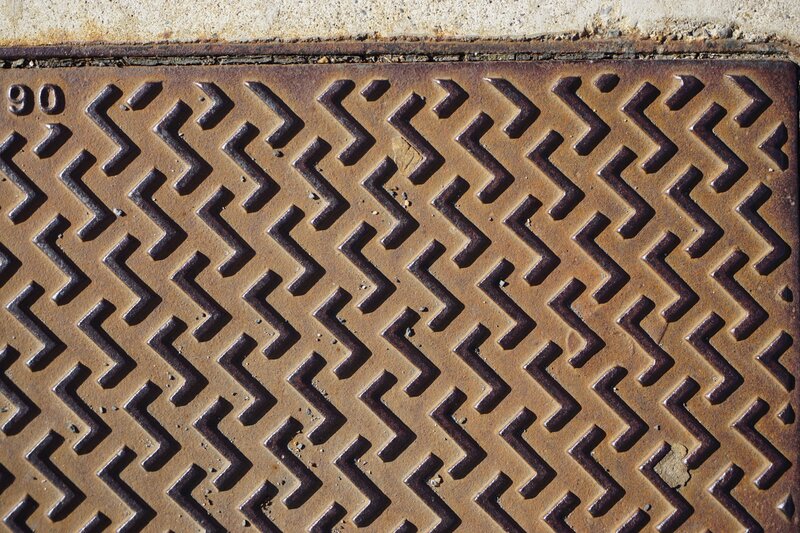 Manhole cover with zigzag pattern