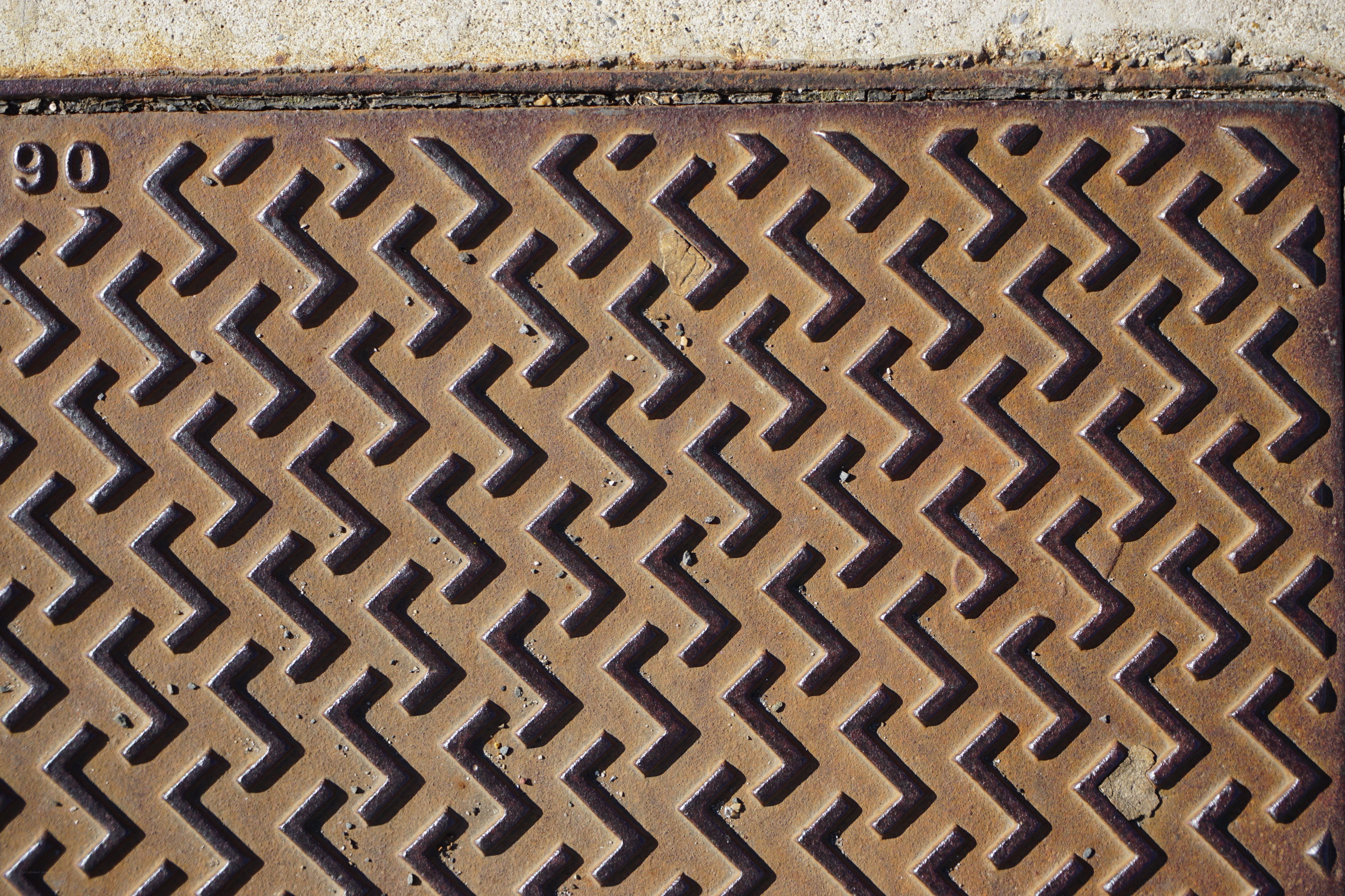 Manhole cover with zigzag pattern
