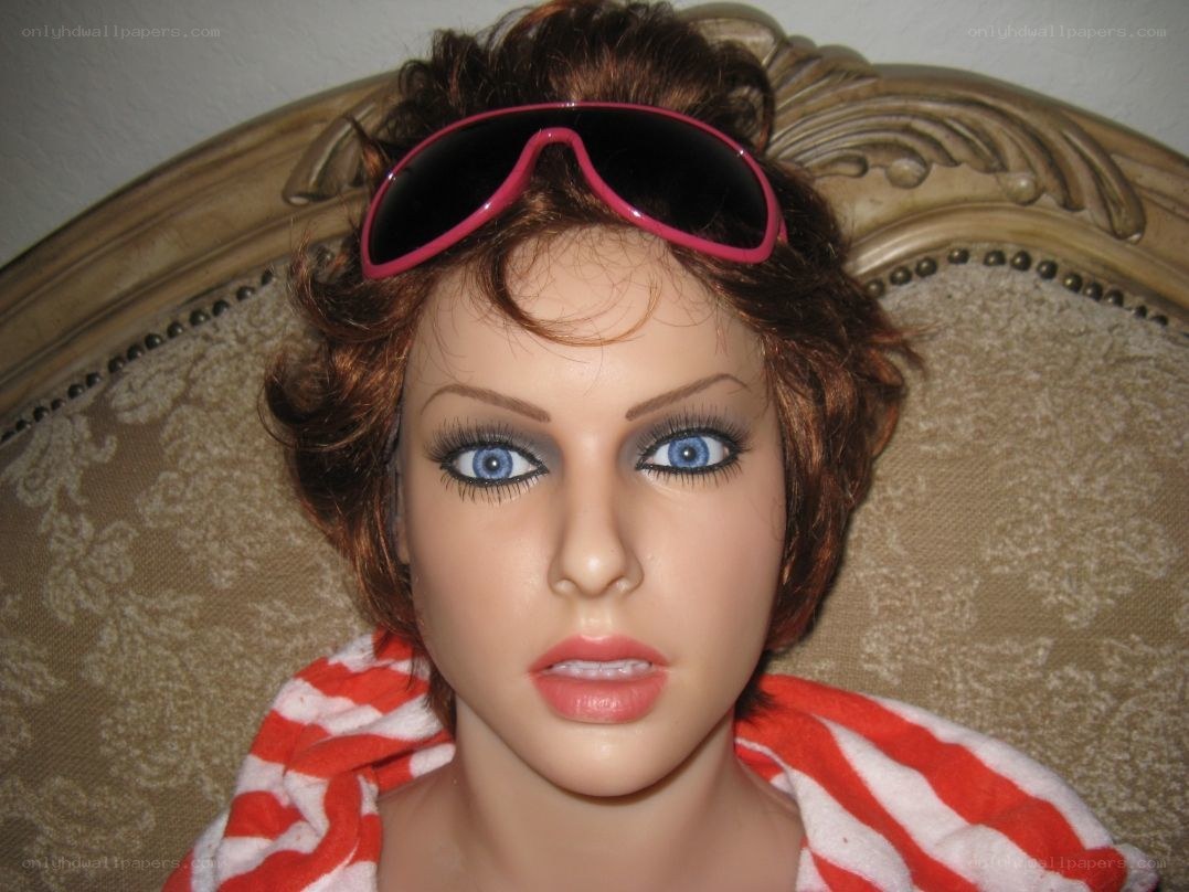 mannequin with sunglasses