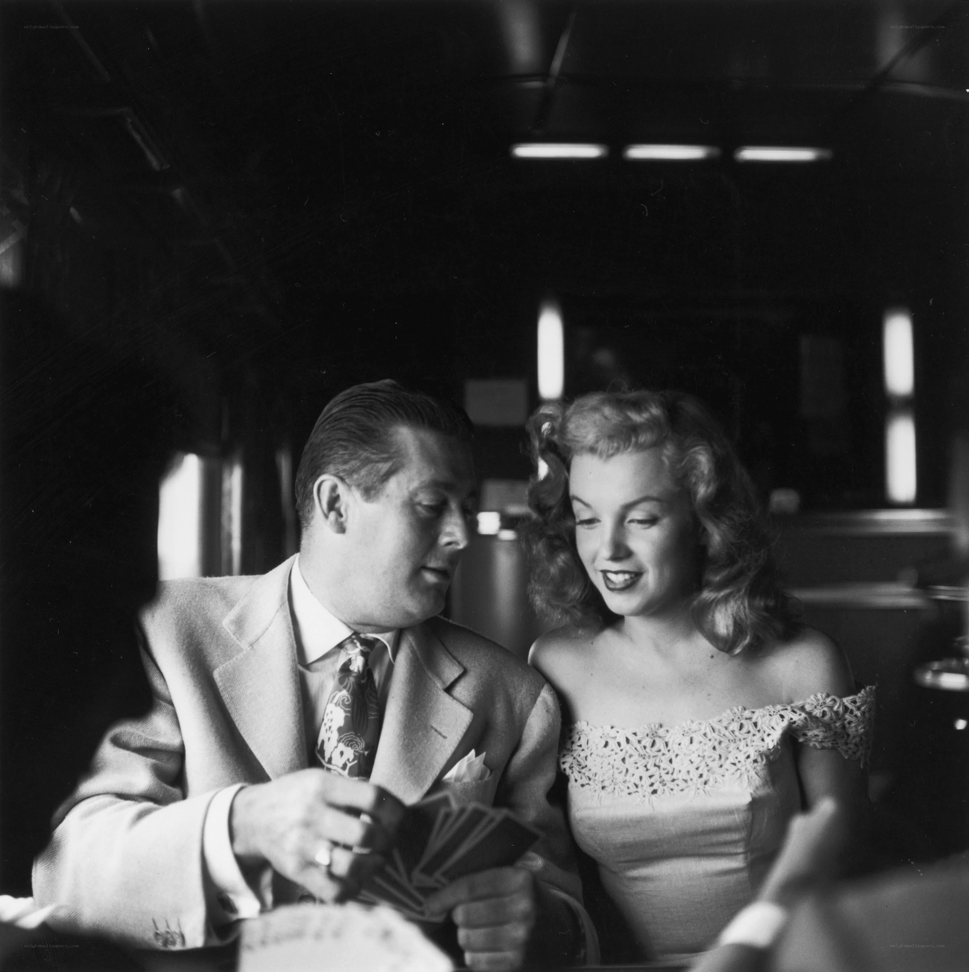 Marilyn Monroe and a man playing cards