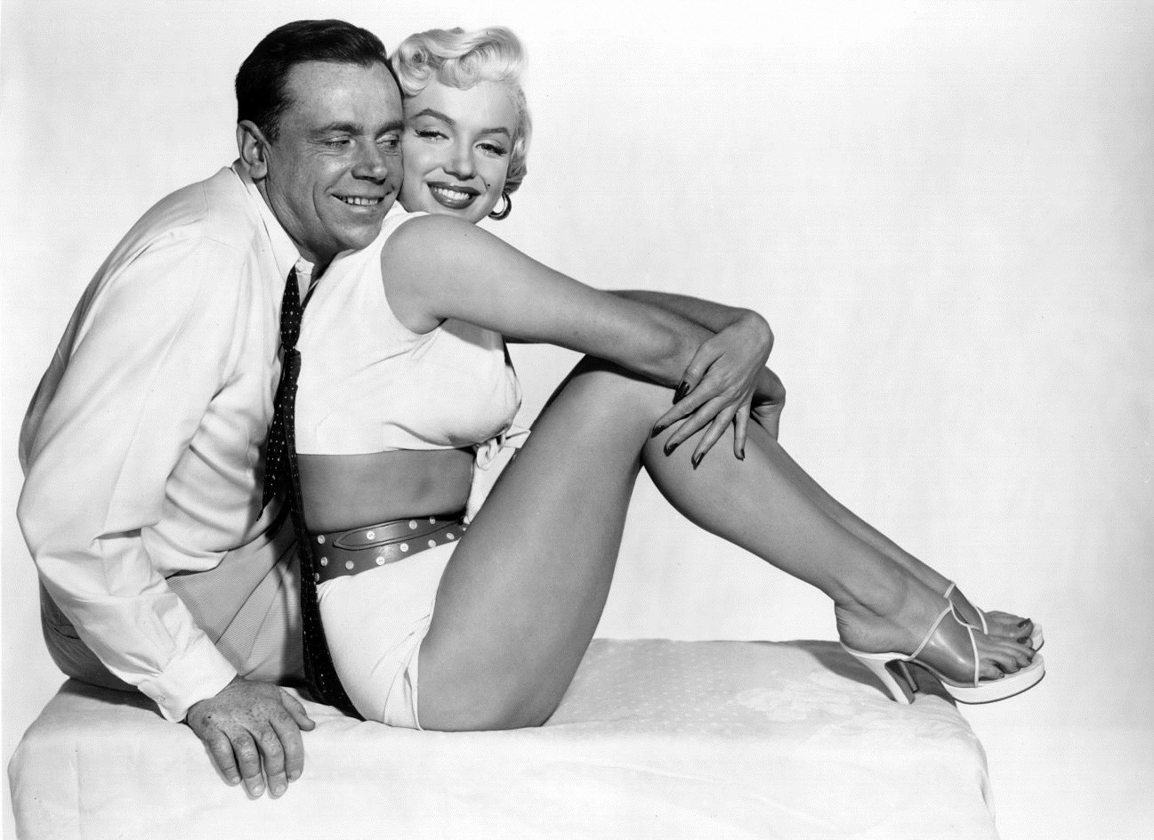 Marilyn Monroe and a man posing together