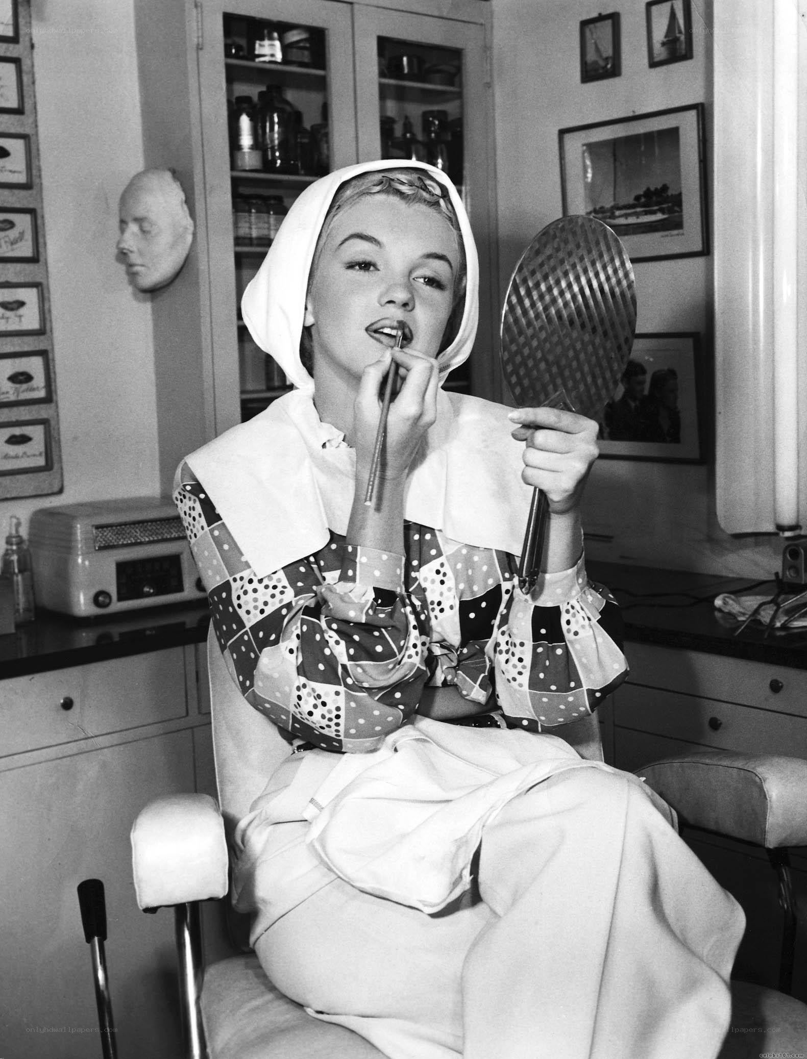Marilyn Monroe applying lipstick