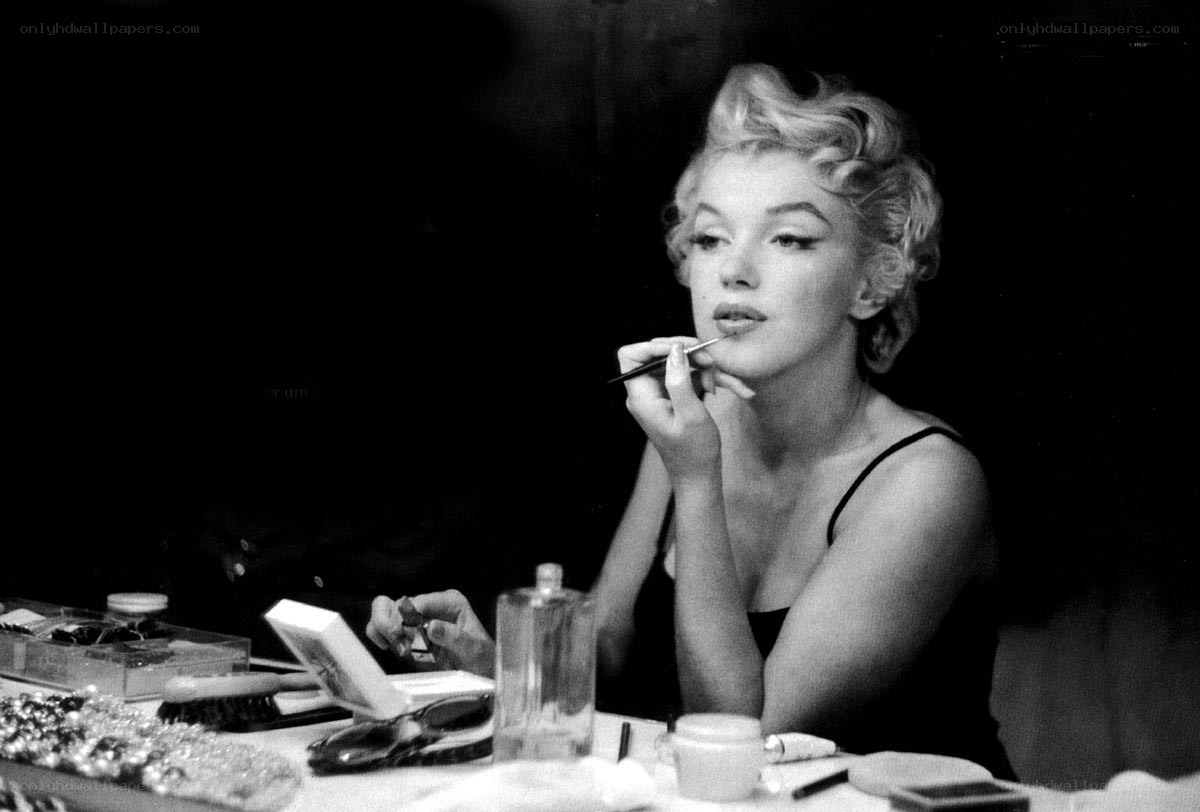 Marilyn Monroe applying makeup