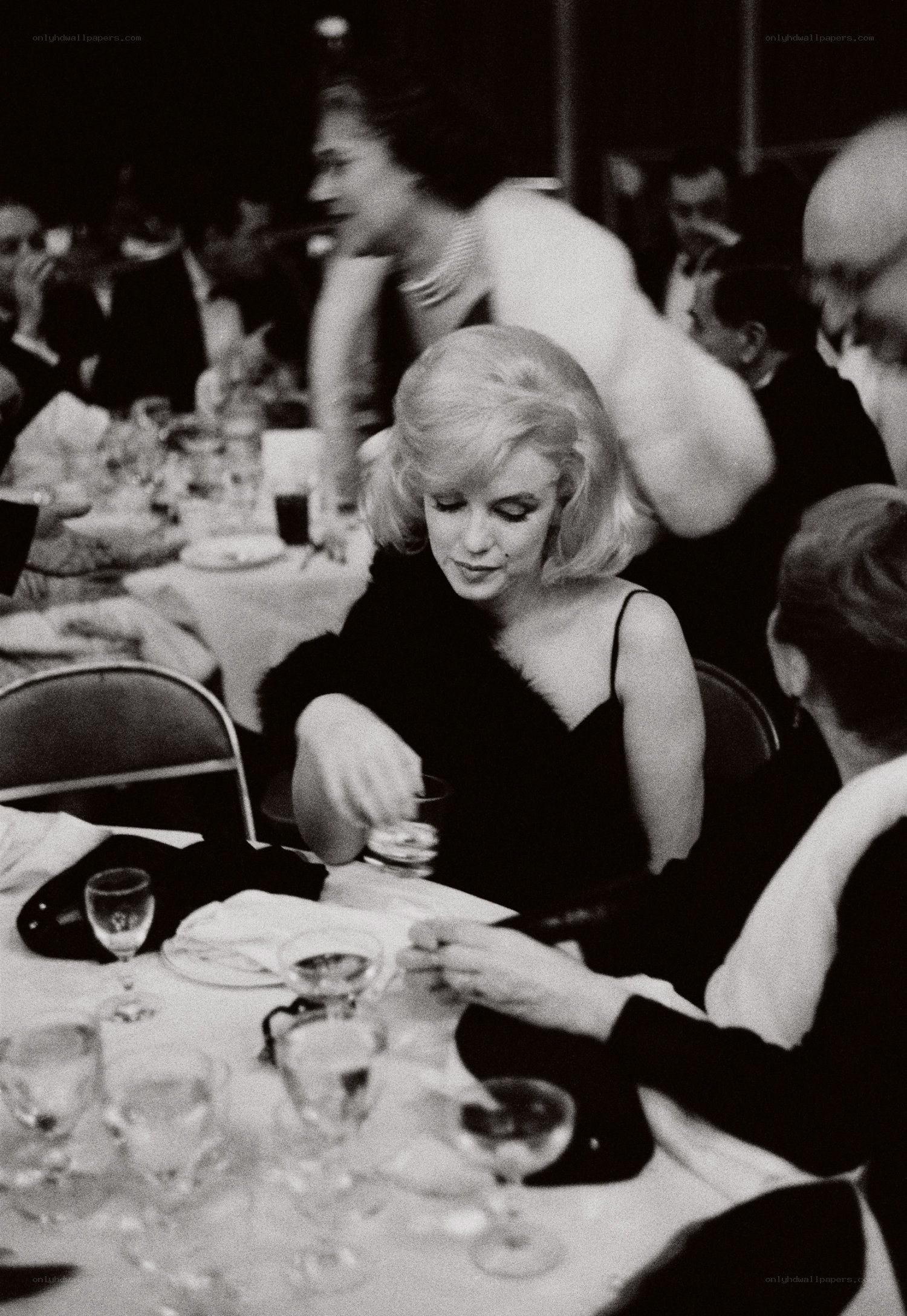 Marilyn Monroe at dinner