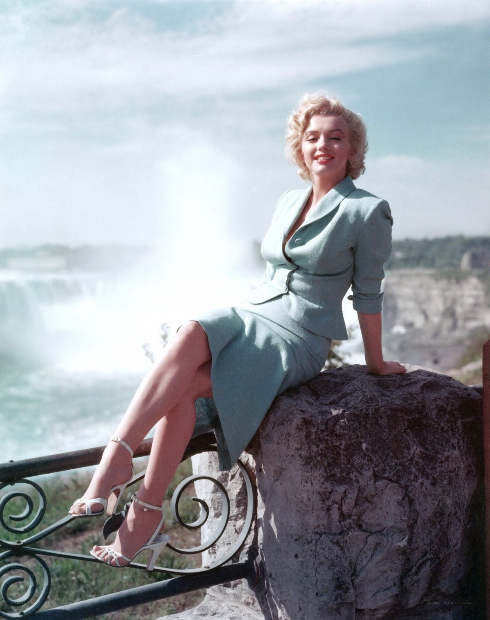 Marilyn Monroe at Niagara Falls