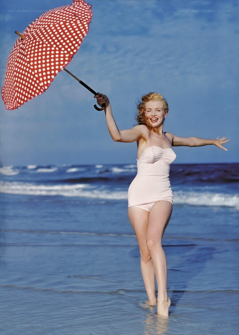 Marilyn Monroe at the beach