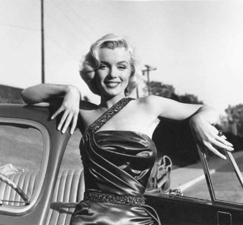 Marilyn Monroe by car