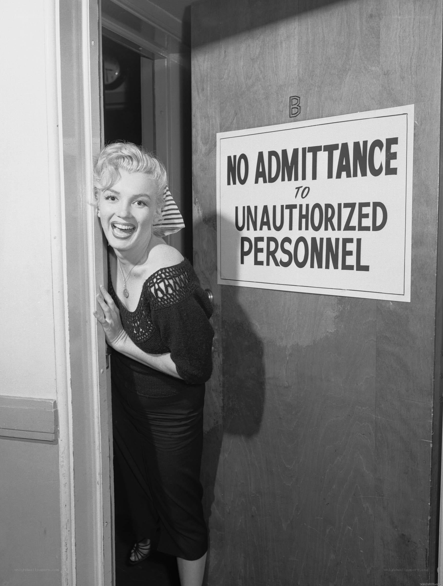 Marilyn Monroe by door