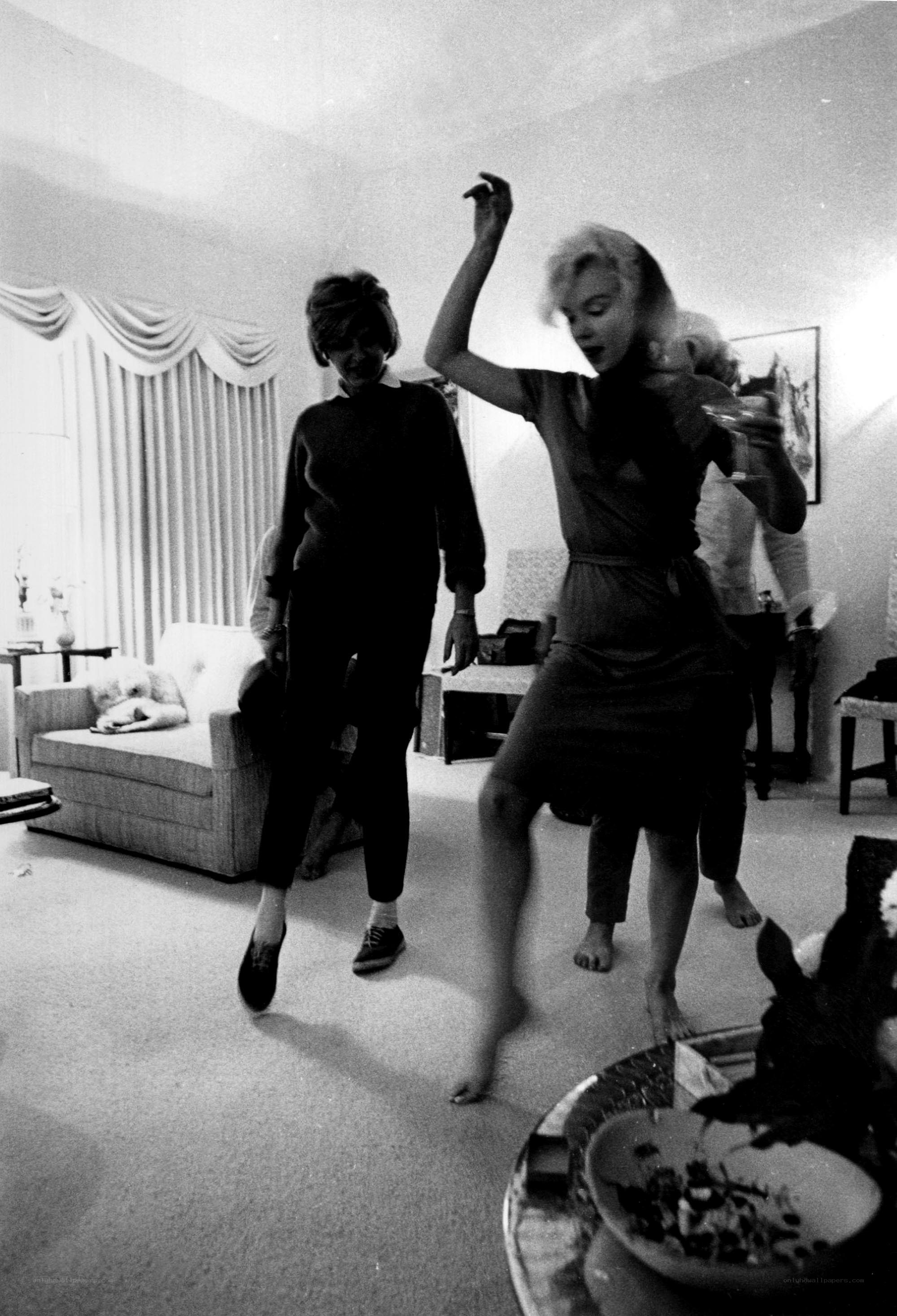 Marilyn Monroe dancing in living room