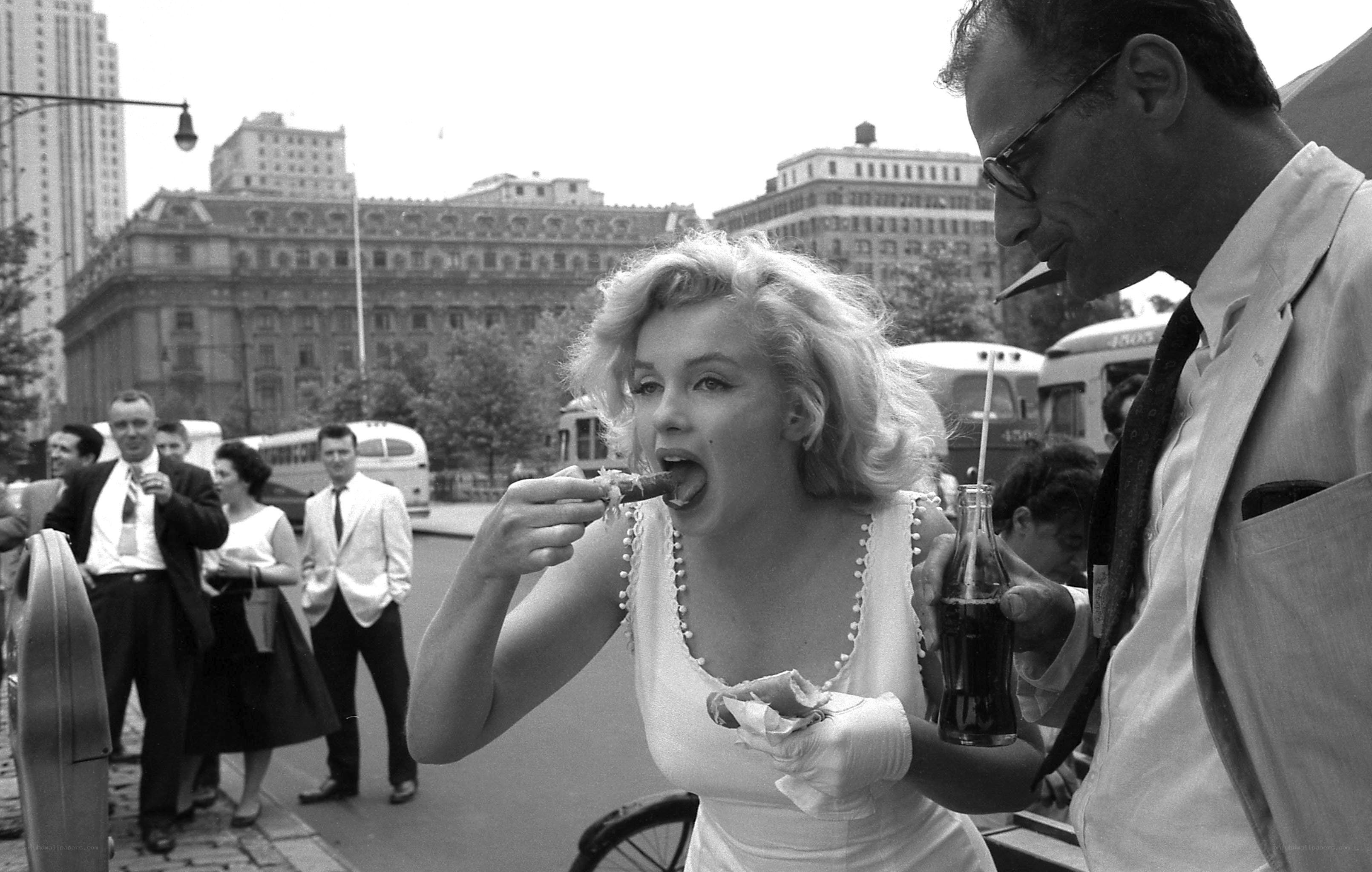 Marilyn Monroe eating hot dog