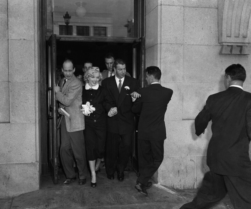 Marilyn Monroe exits building