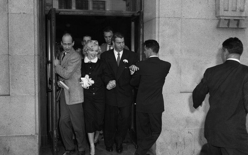 Marilyn Monroe exits building