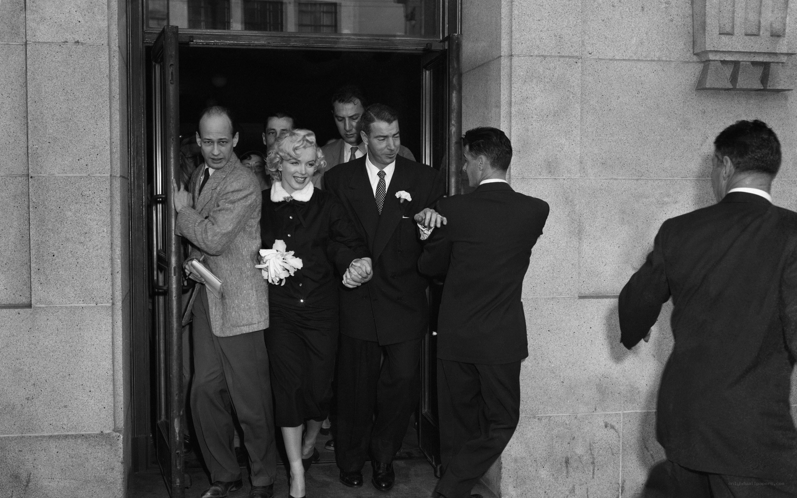 Marilyn Monroe exits building