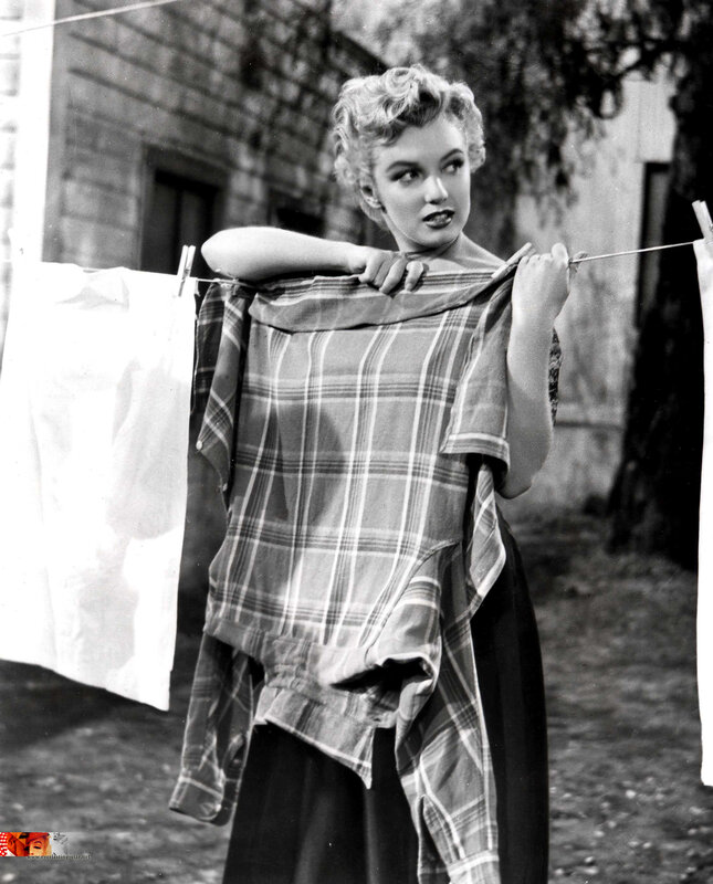 Marilyn Monroe hanging laundry