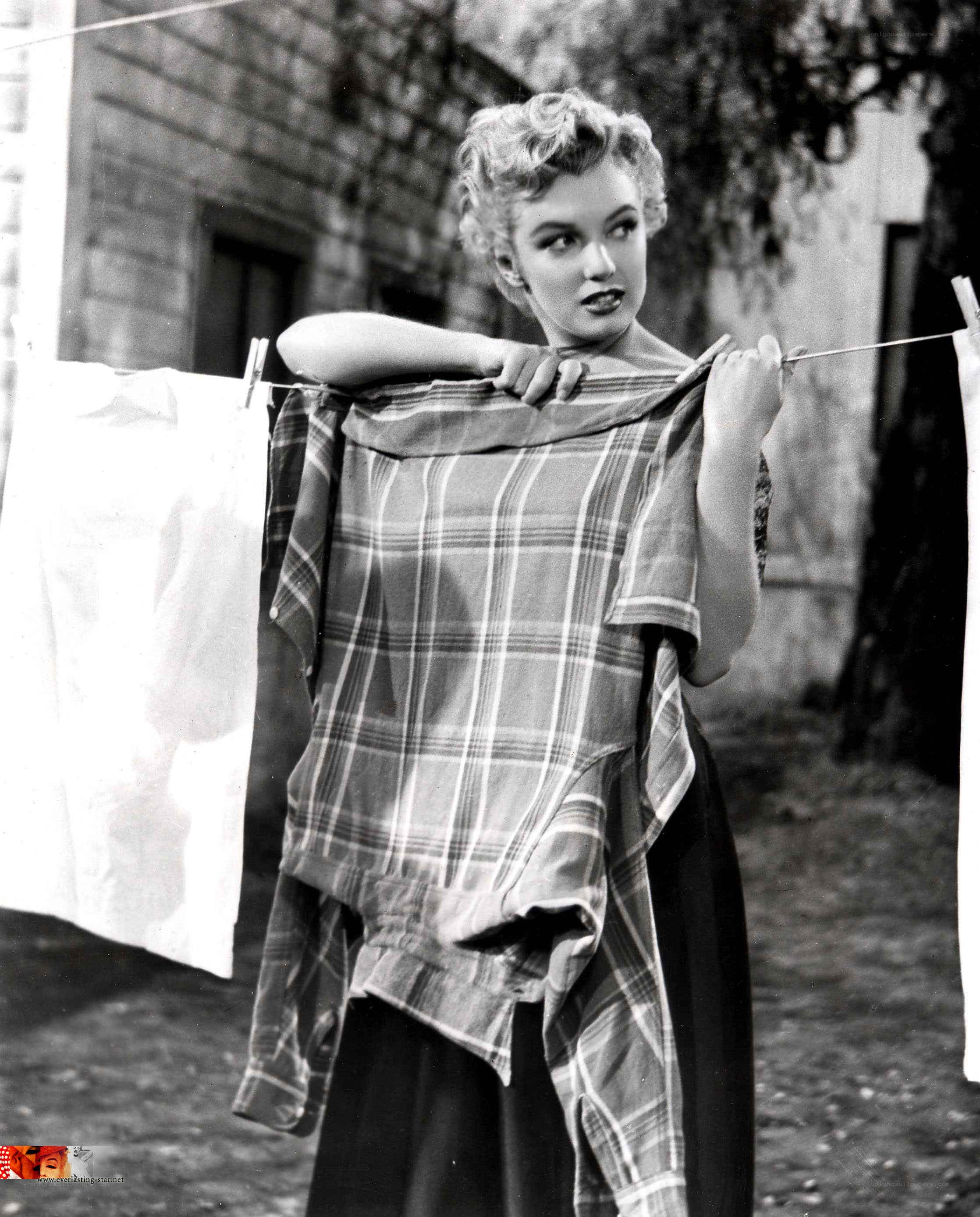Marilyn Monroe hanging laundry