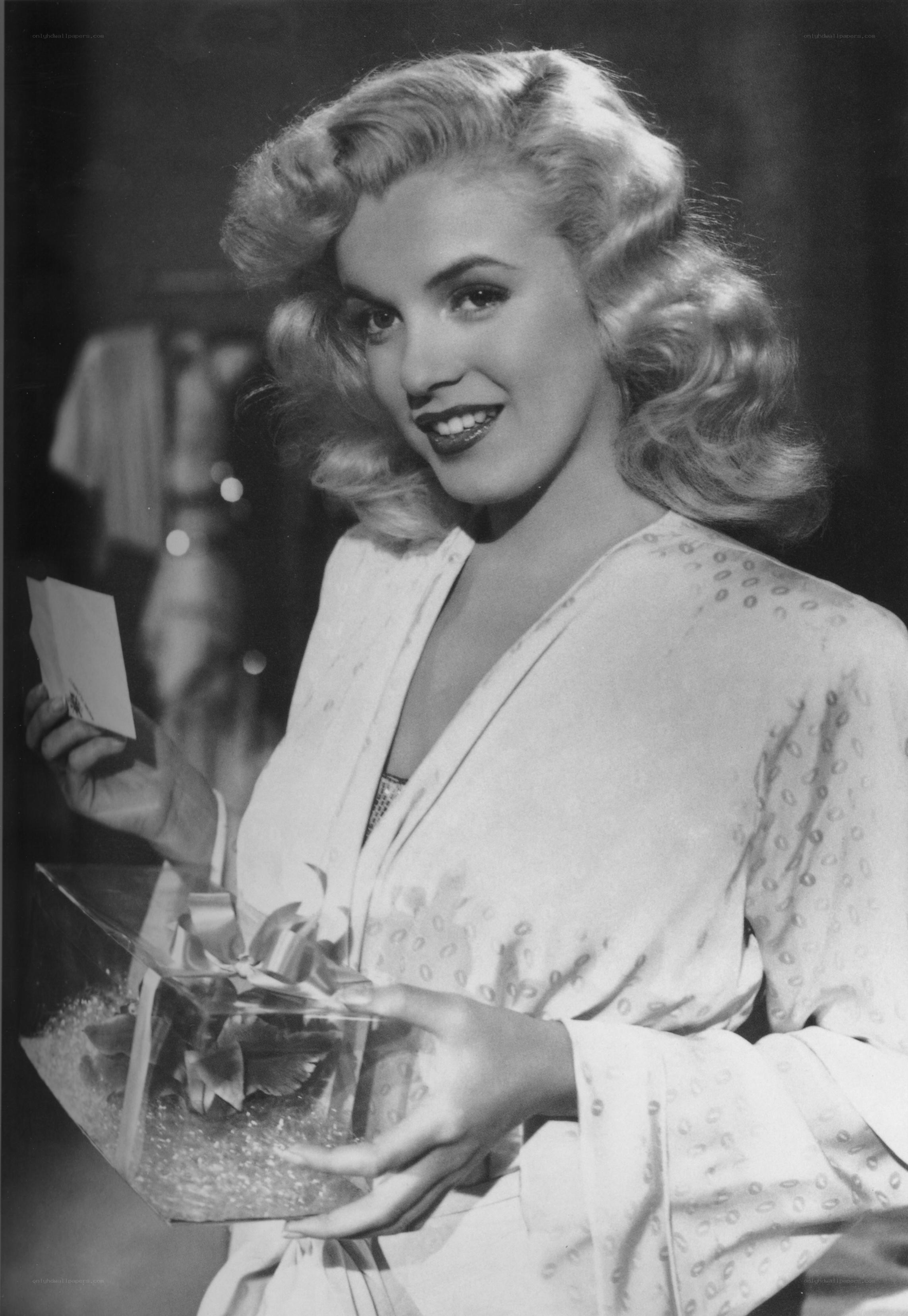 Marilyn Monroe holding flowers
