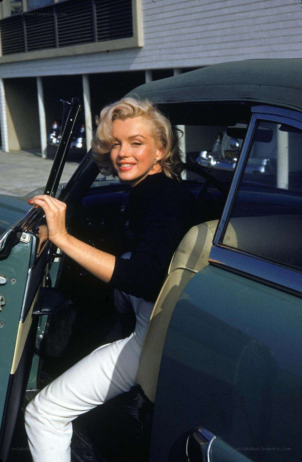 Marilyn Monroe in a car