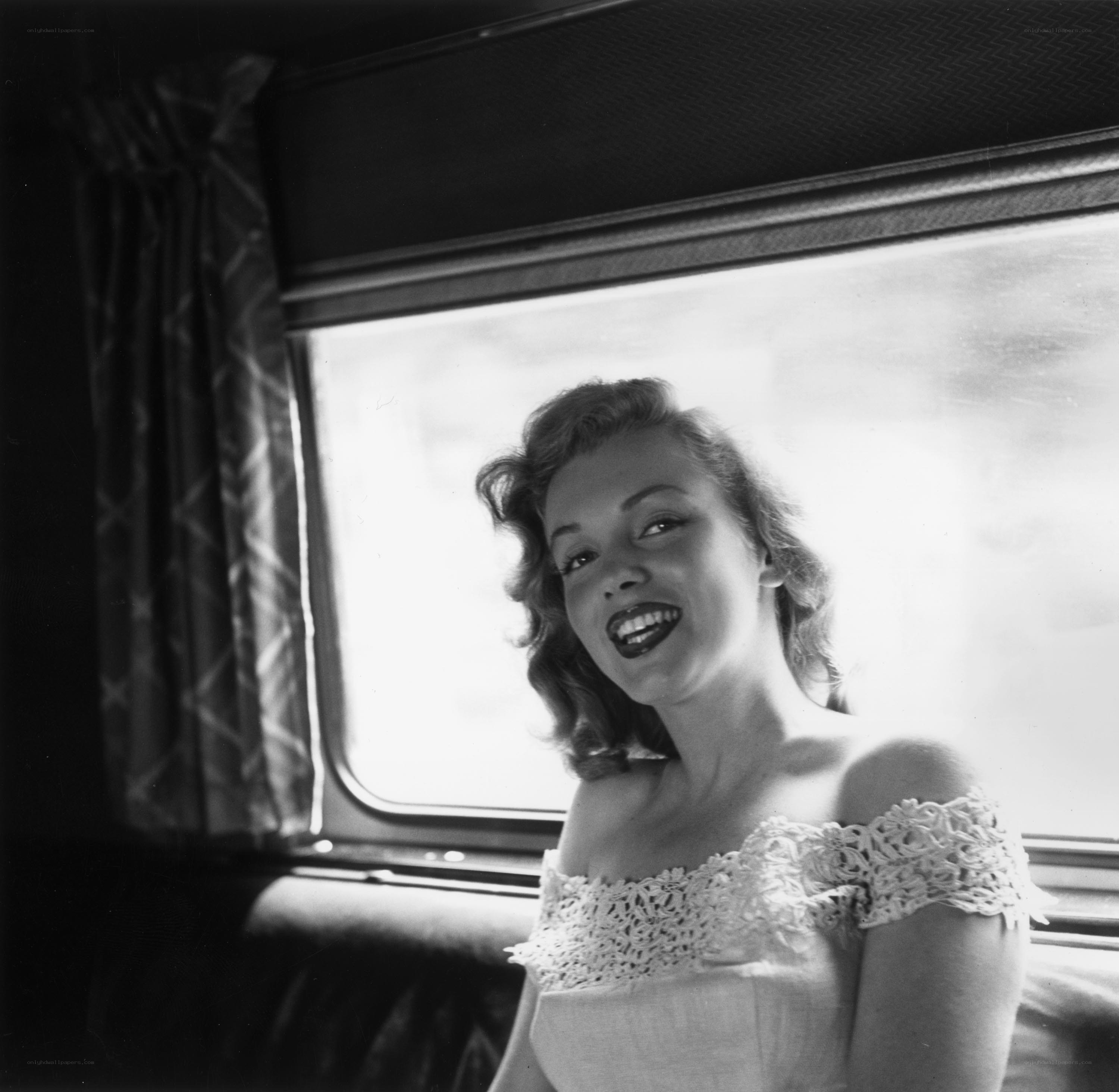 Marilyn Monroe in a car