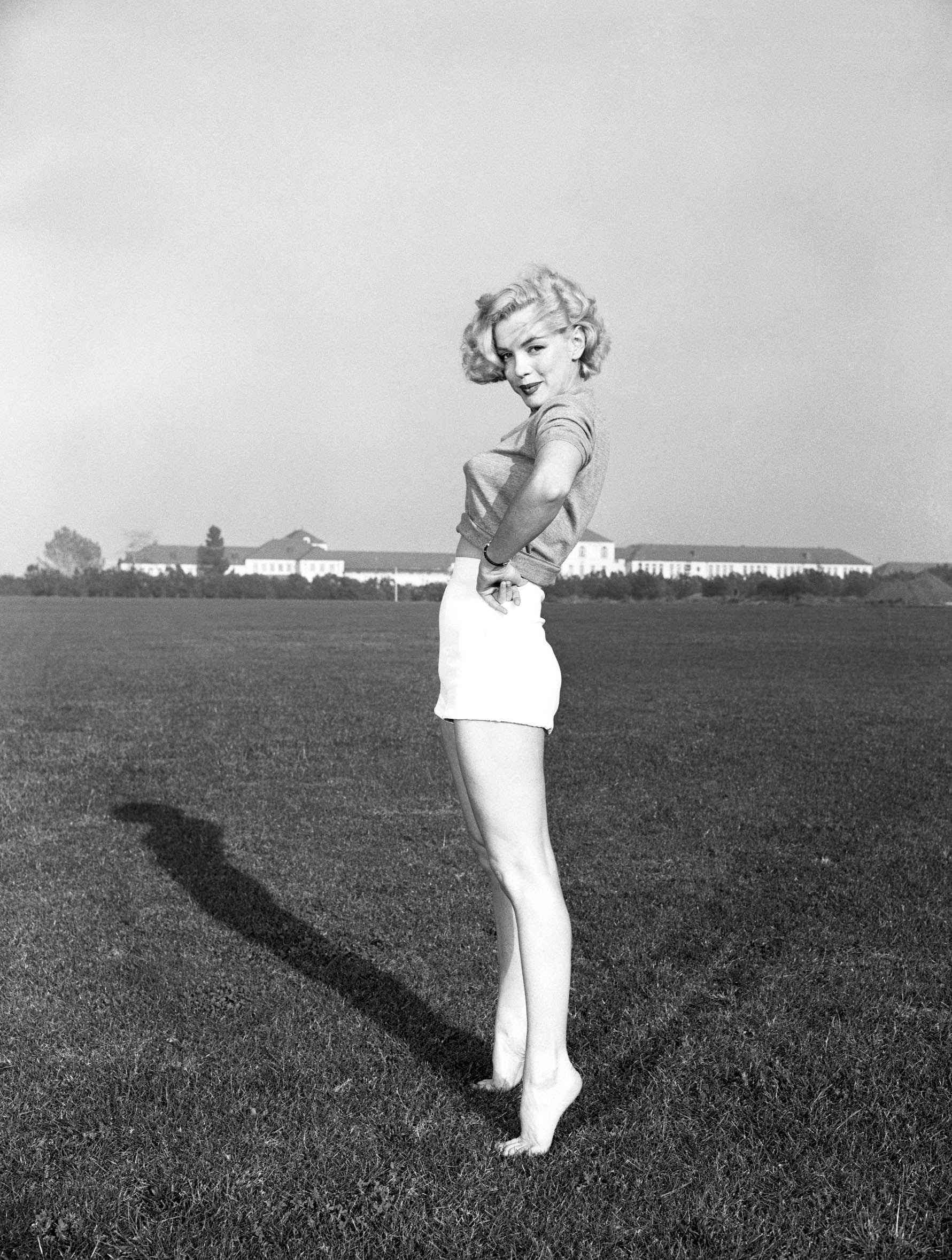 Marilyn Monroe in a field