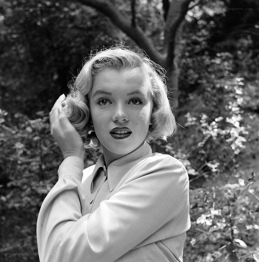 Marilyn Monroe in a garden