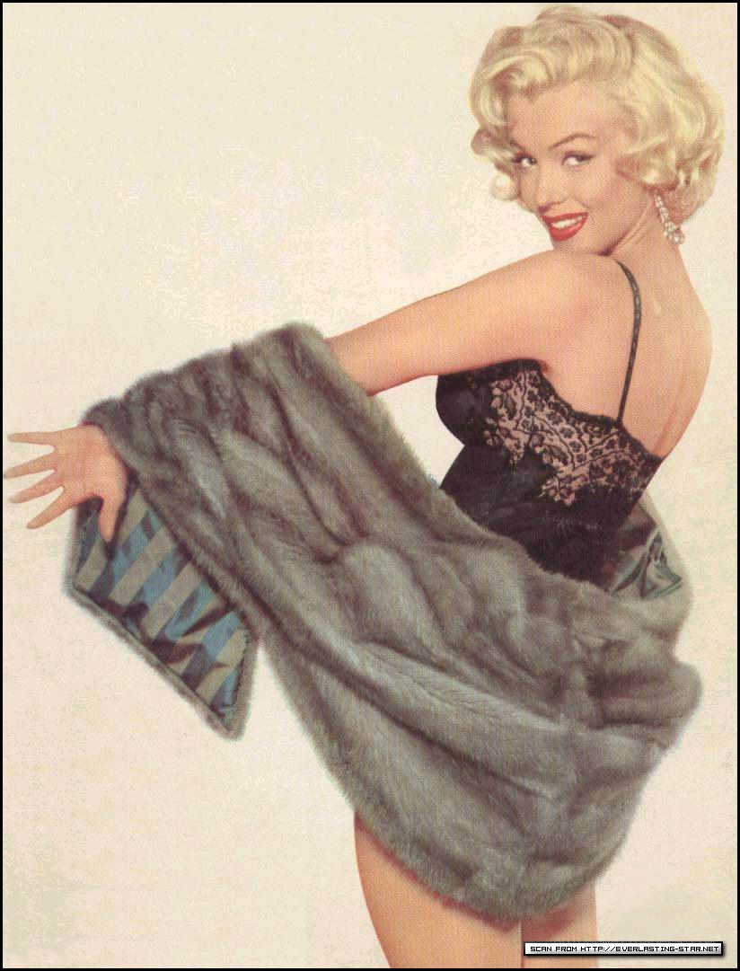 Marilyn Monroe in fur coat