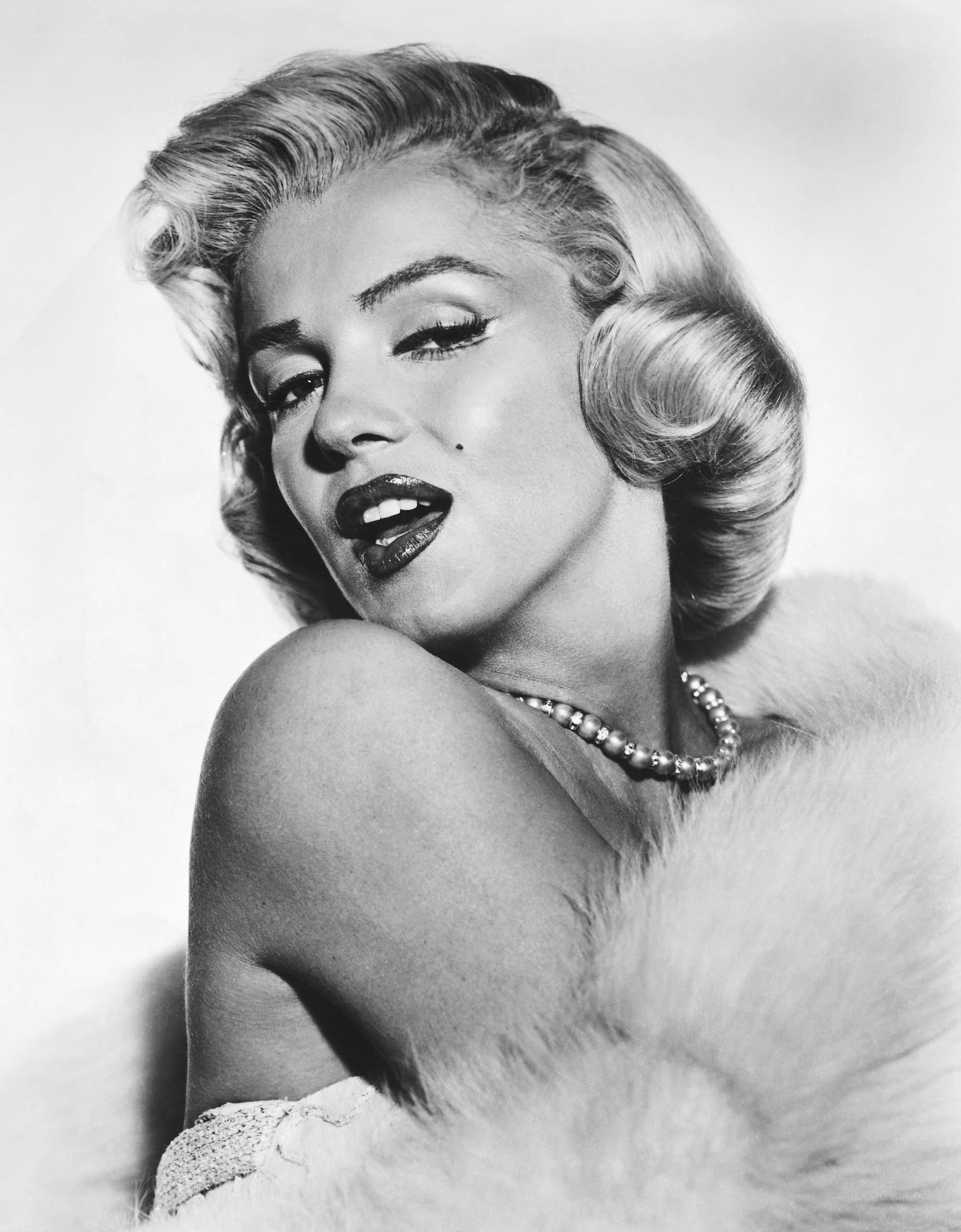 Marilyn Monroe in fur coat