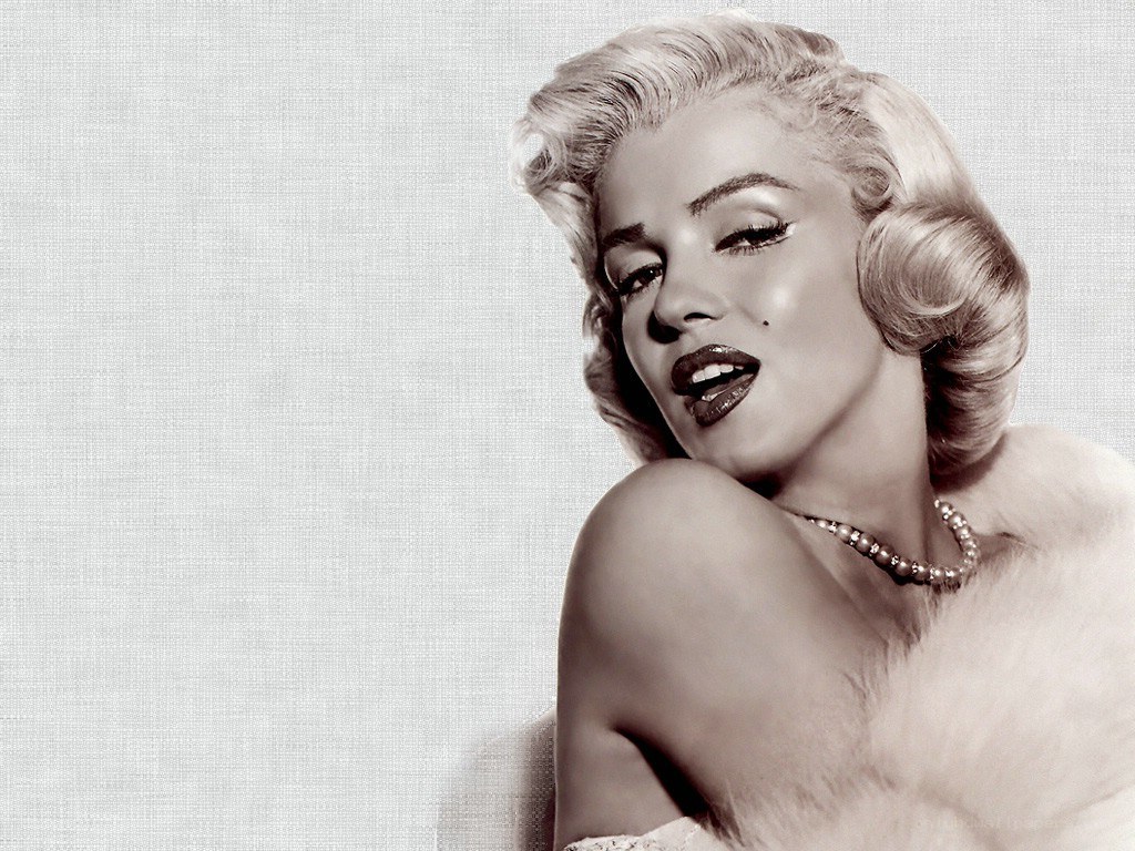 Marilyn Monroe in fur coat