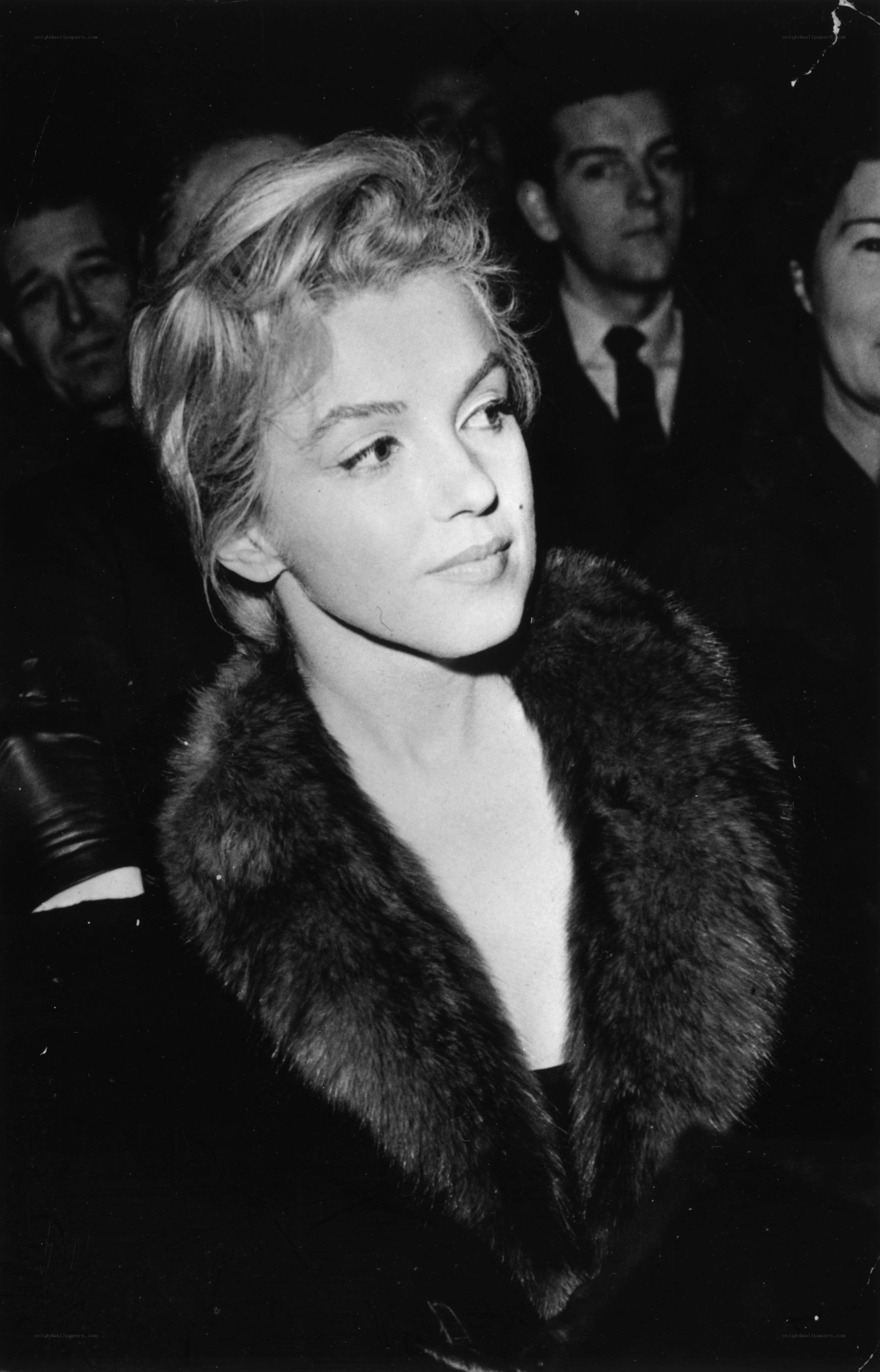 Marilyn Monroe in fur coat