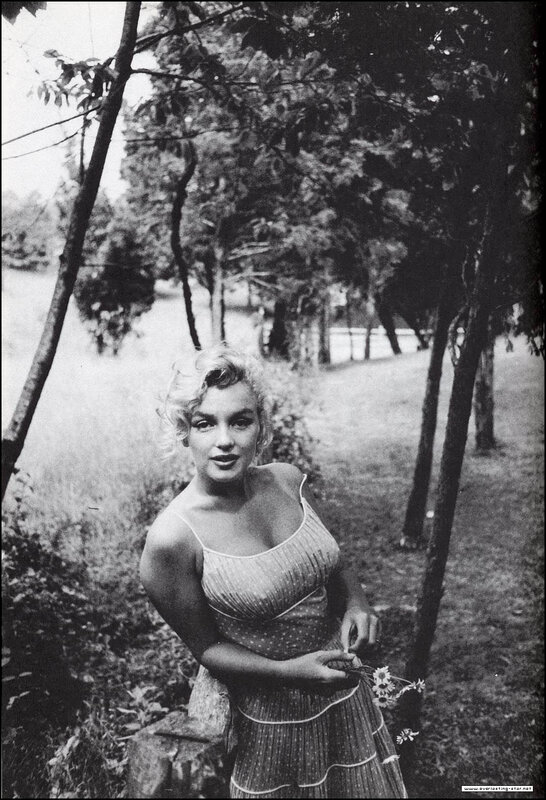 Marilyn Monroe in garden