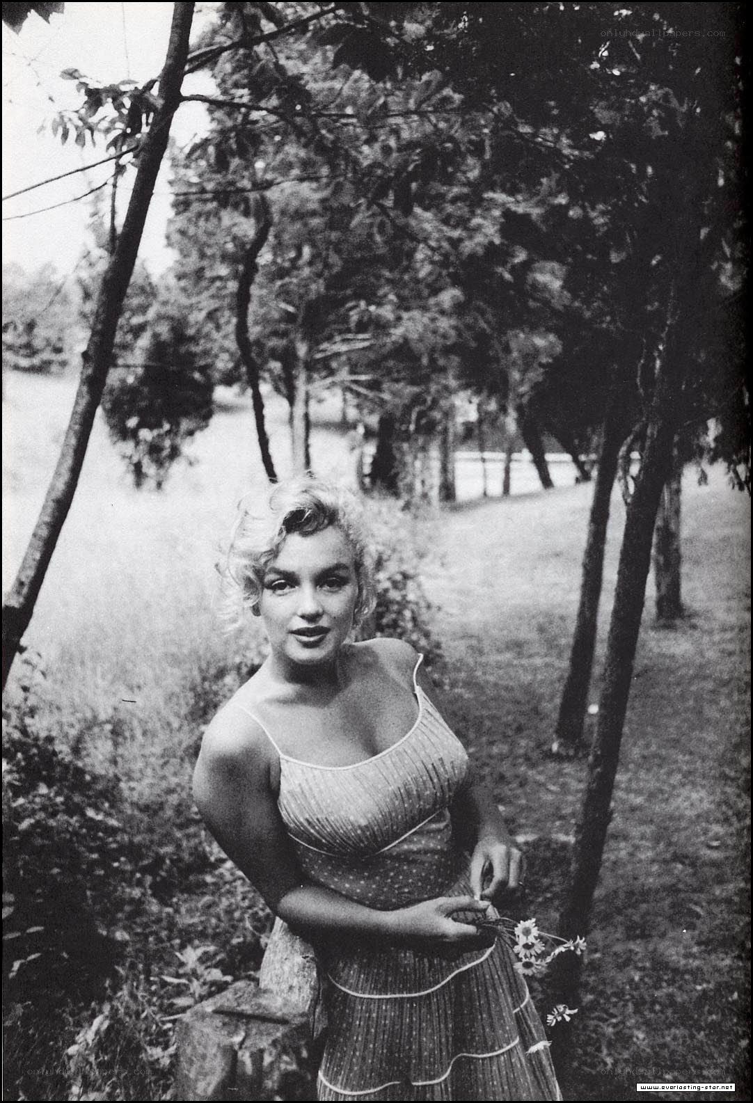 Marilyn Monroe in garden