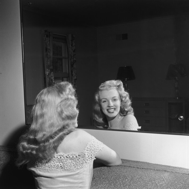 Marilyn Monroe in mirror