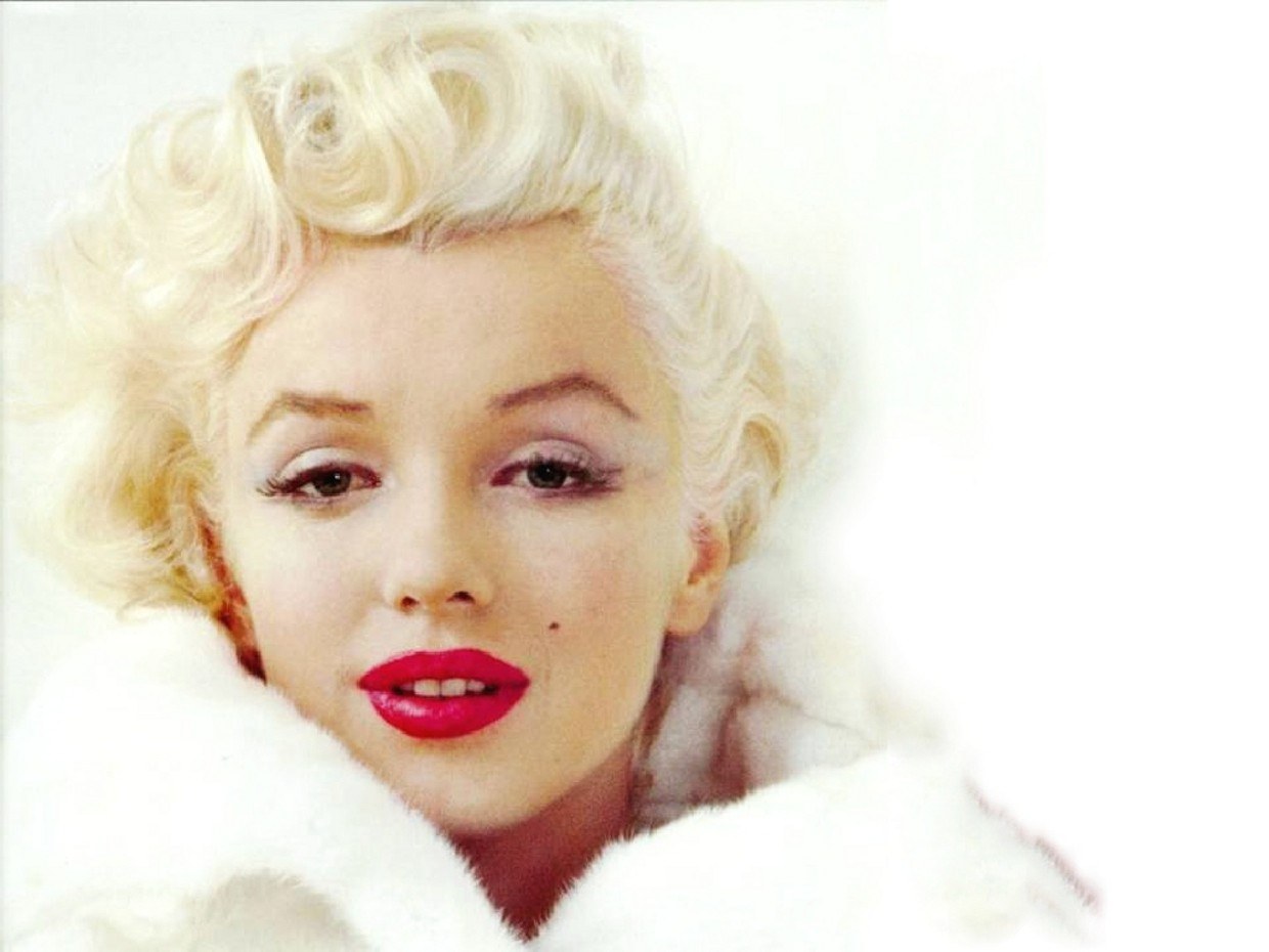 Marilyn Monroe in white fur