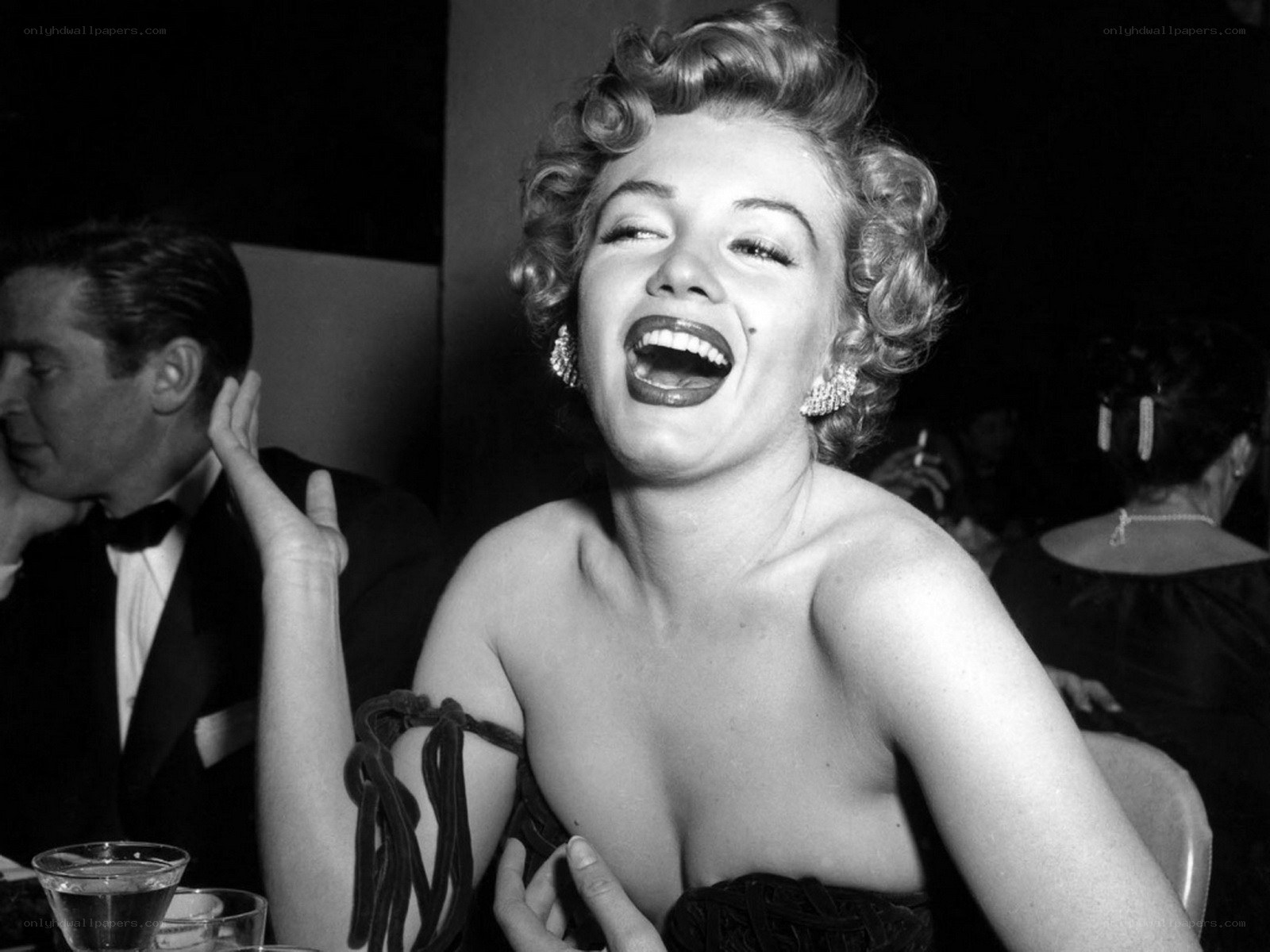 Marilyn Monroe laughing at event