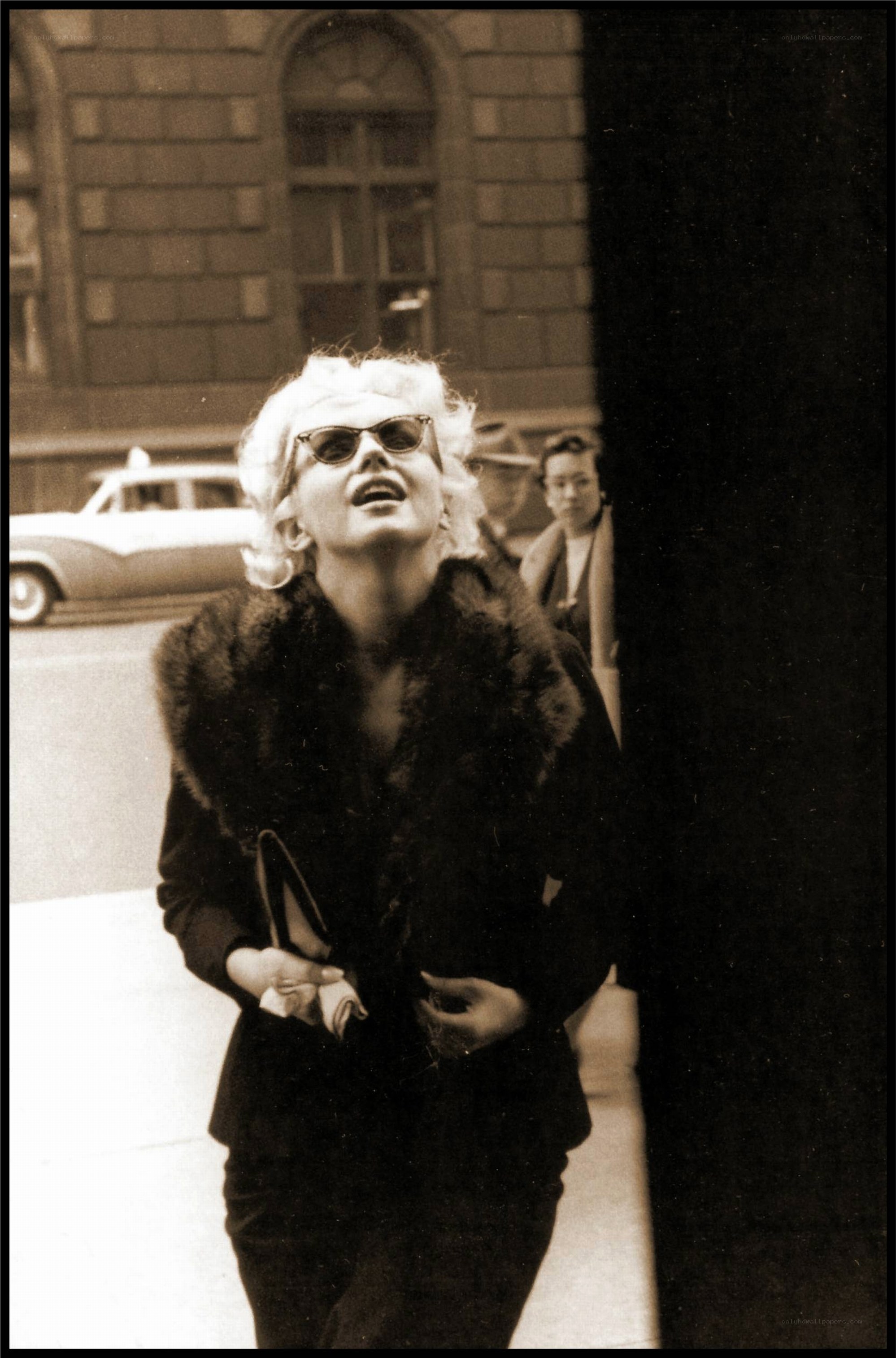 Marilyn Monroe on city street