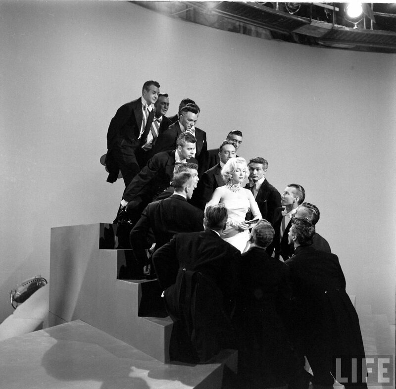 Marilyn Monroe on set with men