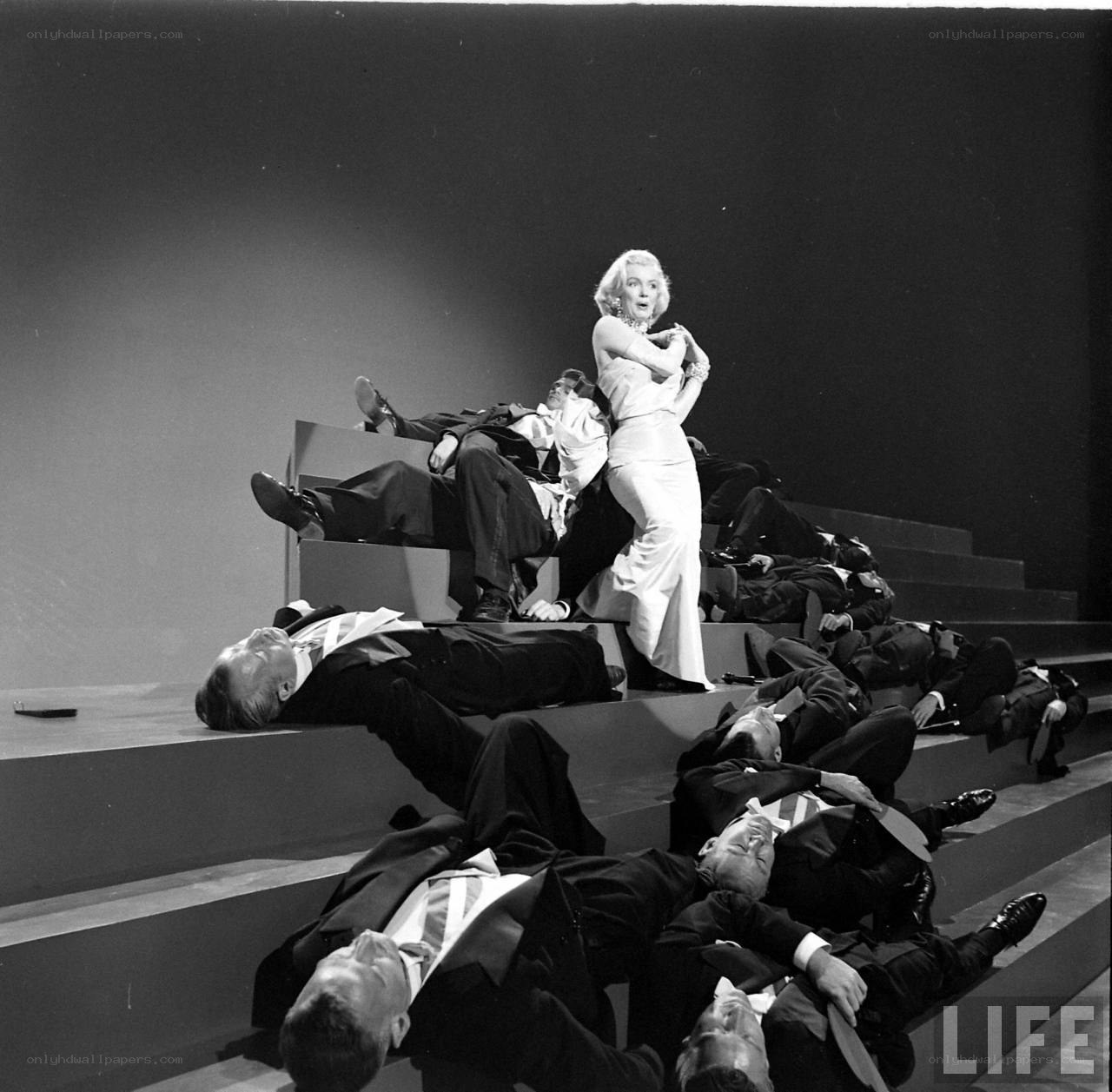 Marilyn Monroe on stage with men
