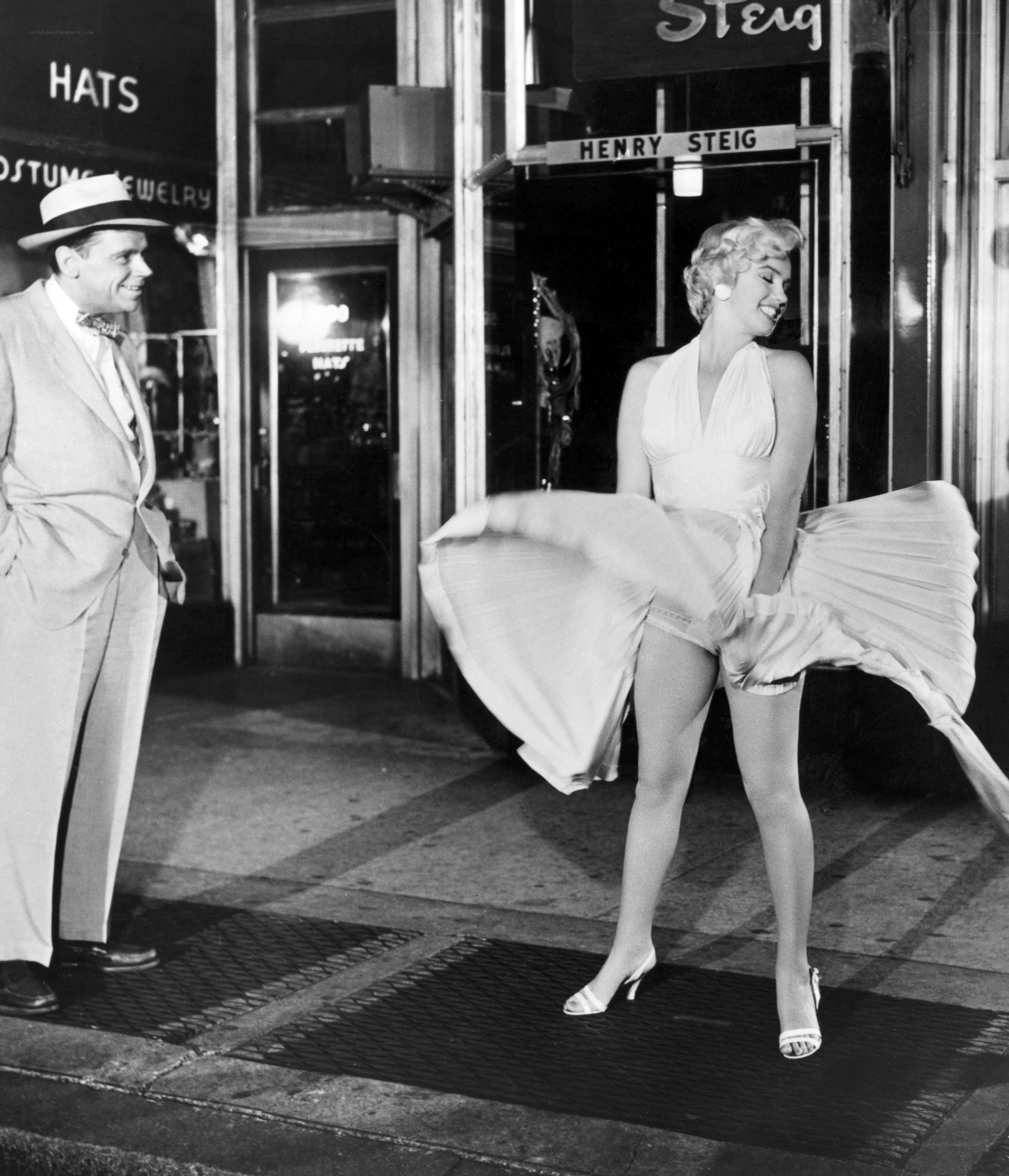 Marilyn Monroe on street