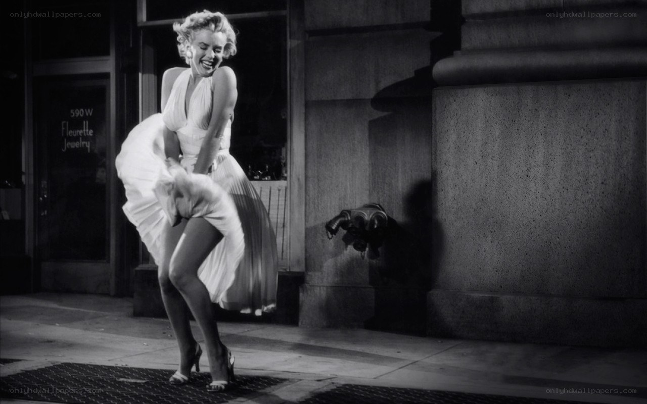 Marilyn Monroe on street