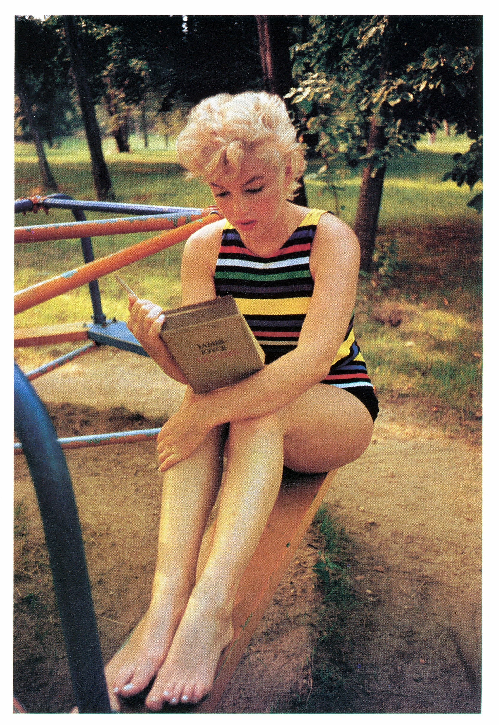 Marilyn Monroe reading in park