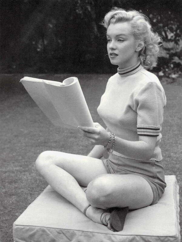 Marilyn Monroe reading outdoors