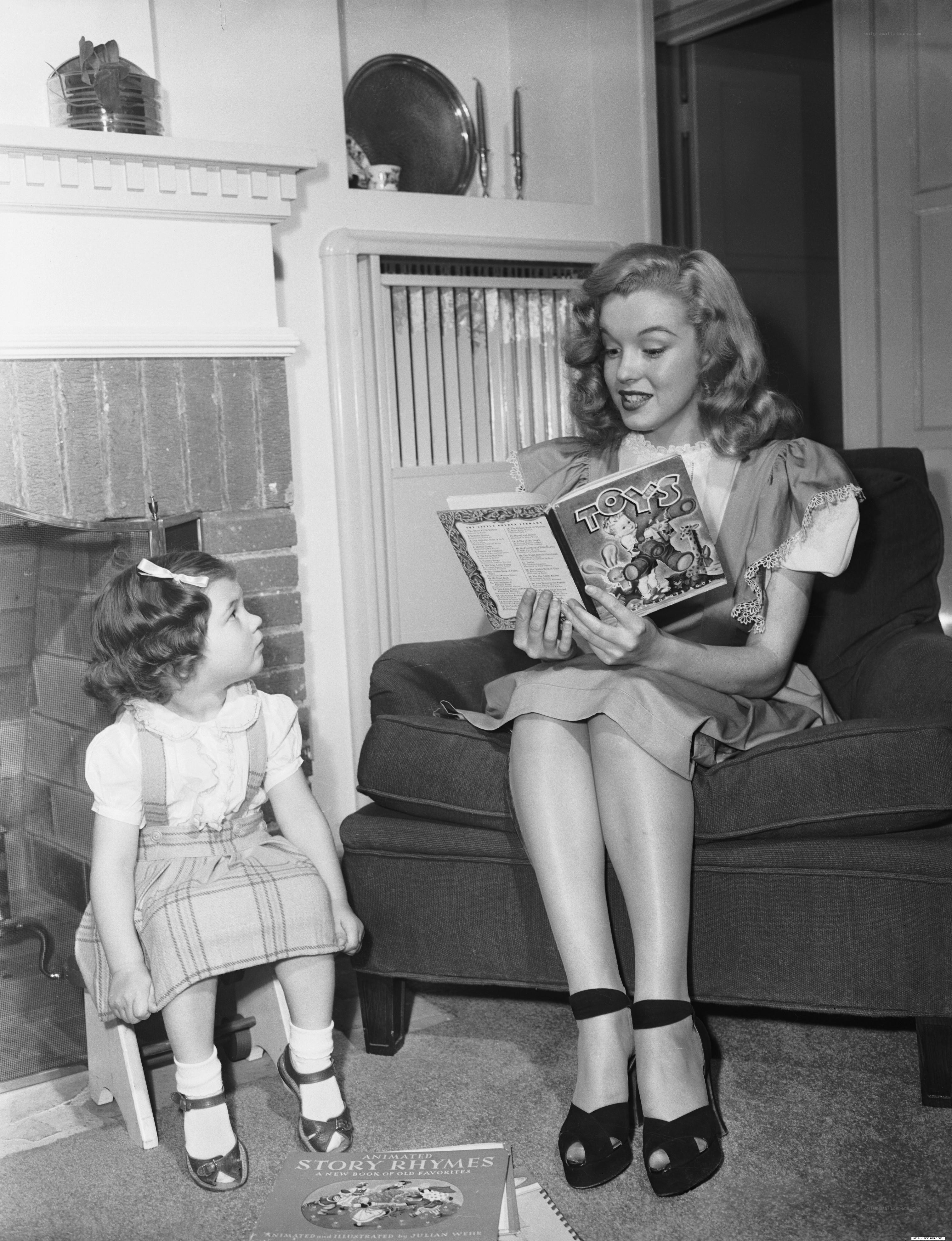 Marilyn Monroe reading to a child