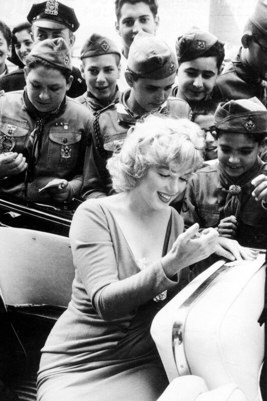 Marilyn Monroe signing autographs