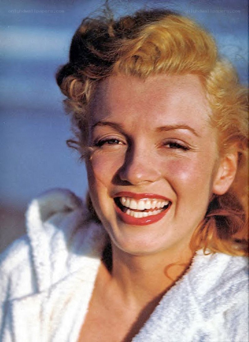 Marilyn Monroe smiling at beach