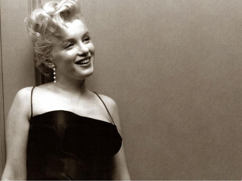 Marilyn Monroe smiling in black dress