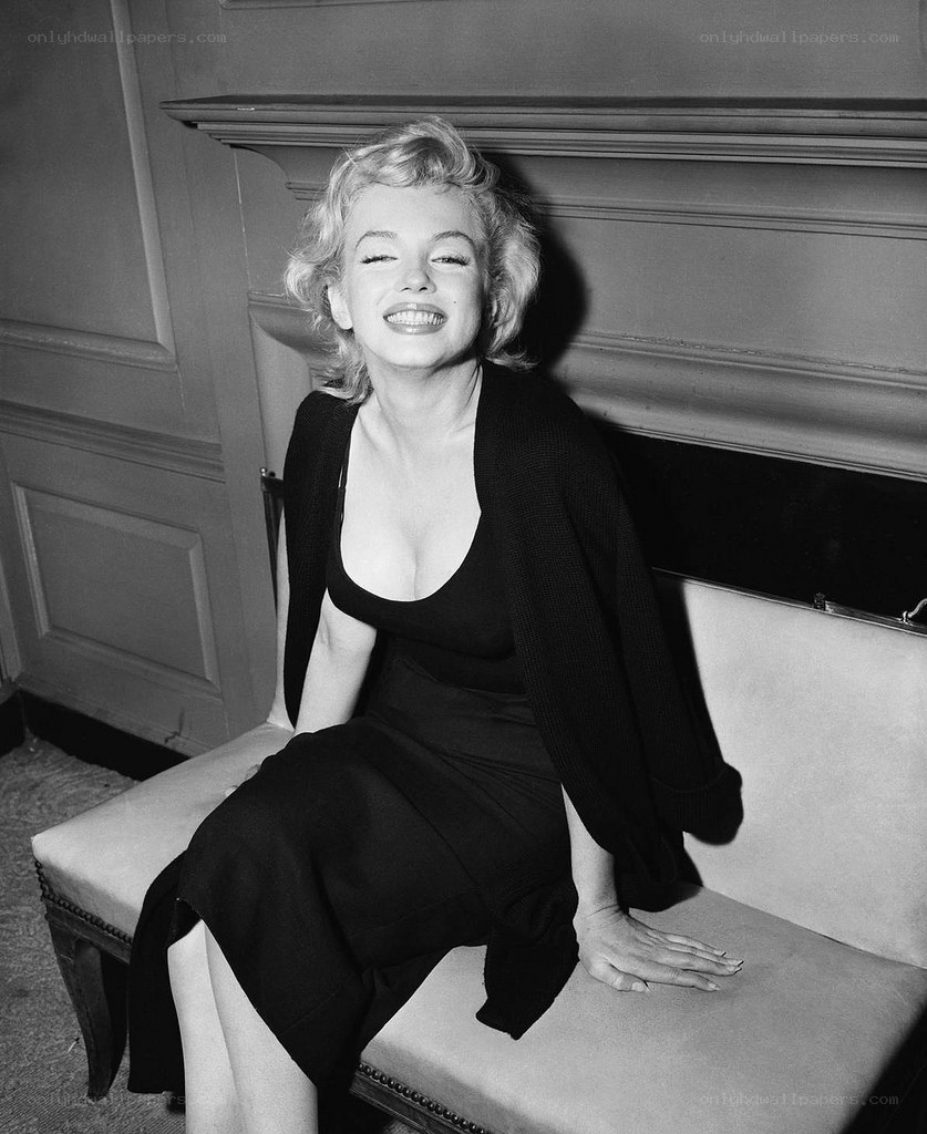 Marilyn Monroe smiling on a bench
