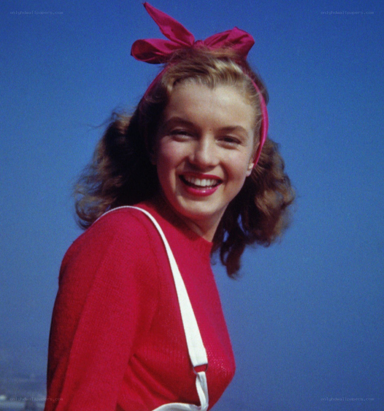 Marilyn Monroe smiling outdoors