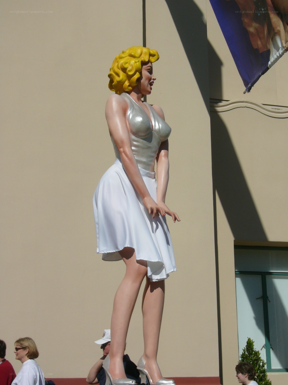 Marilyn Monroe statue in parade