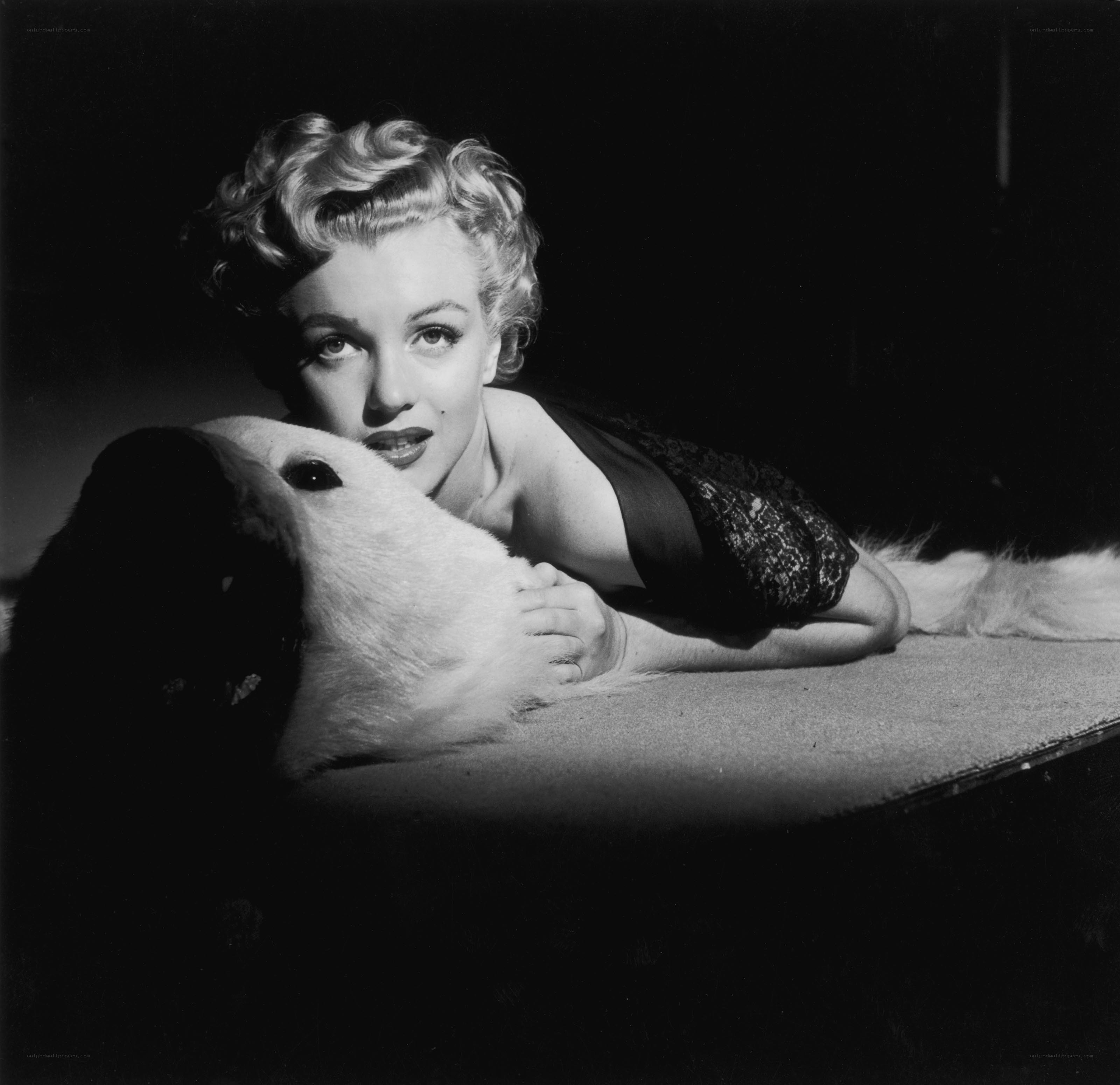 Marilyn Monroe with a dog